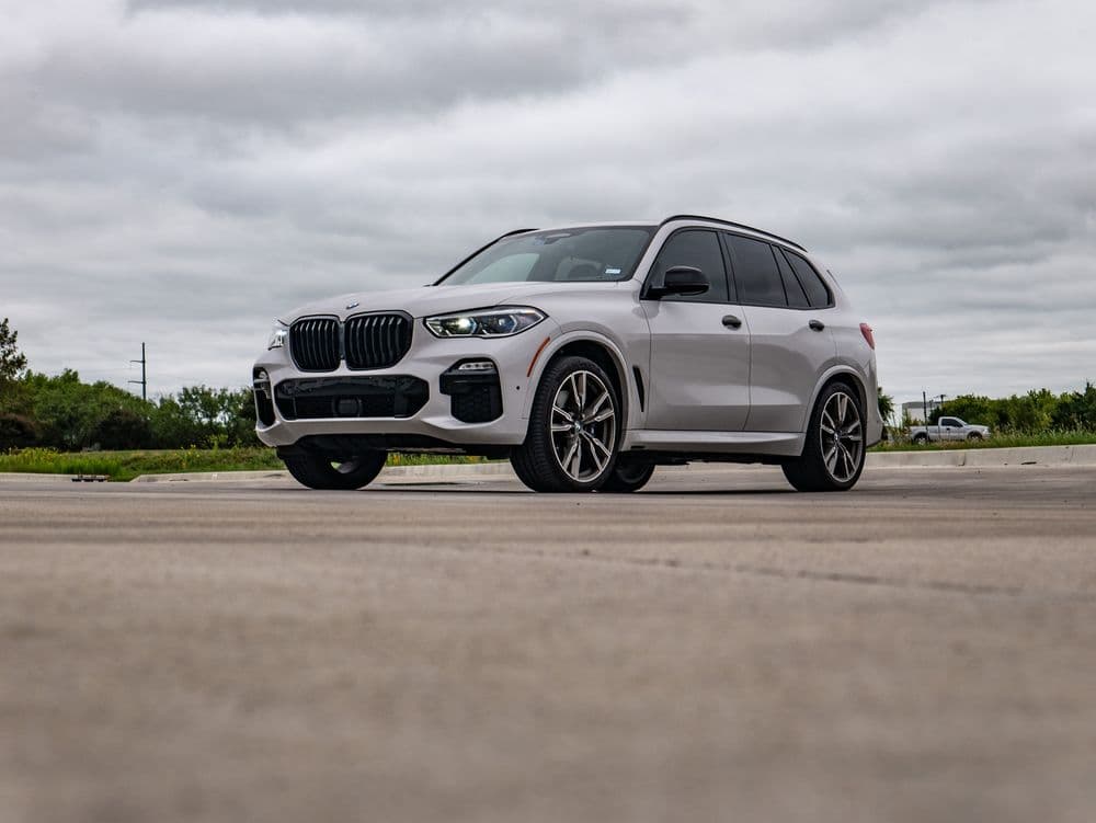 BMW X5 M50i gloss light grey wrap